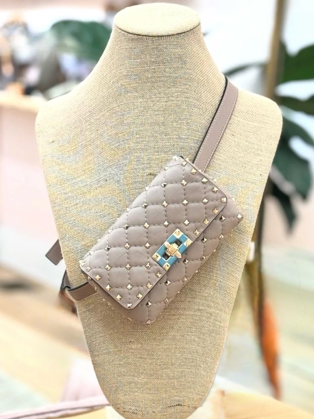 Authentic Valentino Like New Rockstud Bag in Poudre Leather, with Receipt - Picture 9 of 9